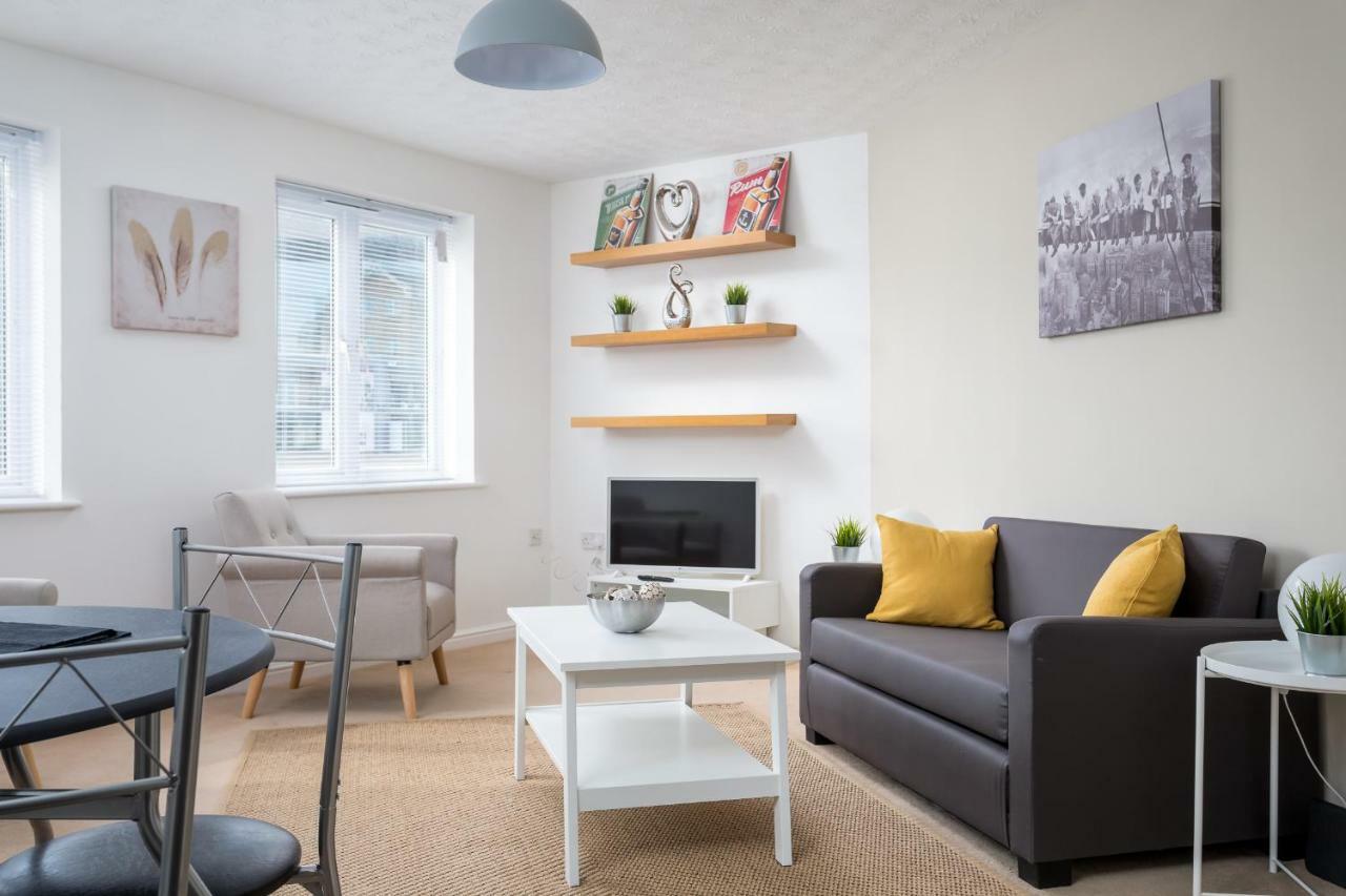 Lloyd Close - Close To Town Centre & Gchq *