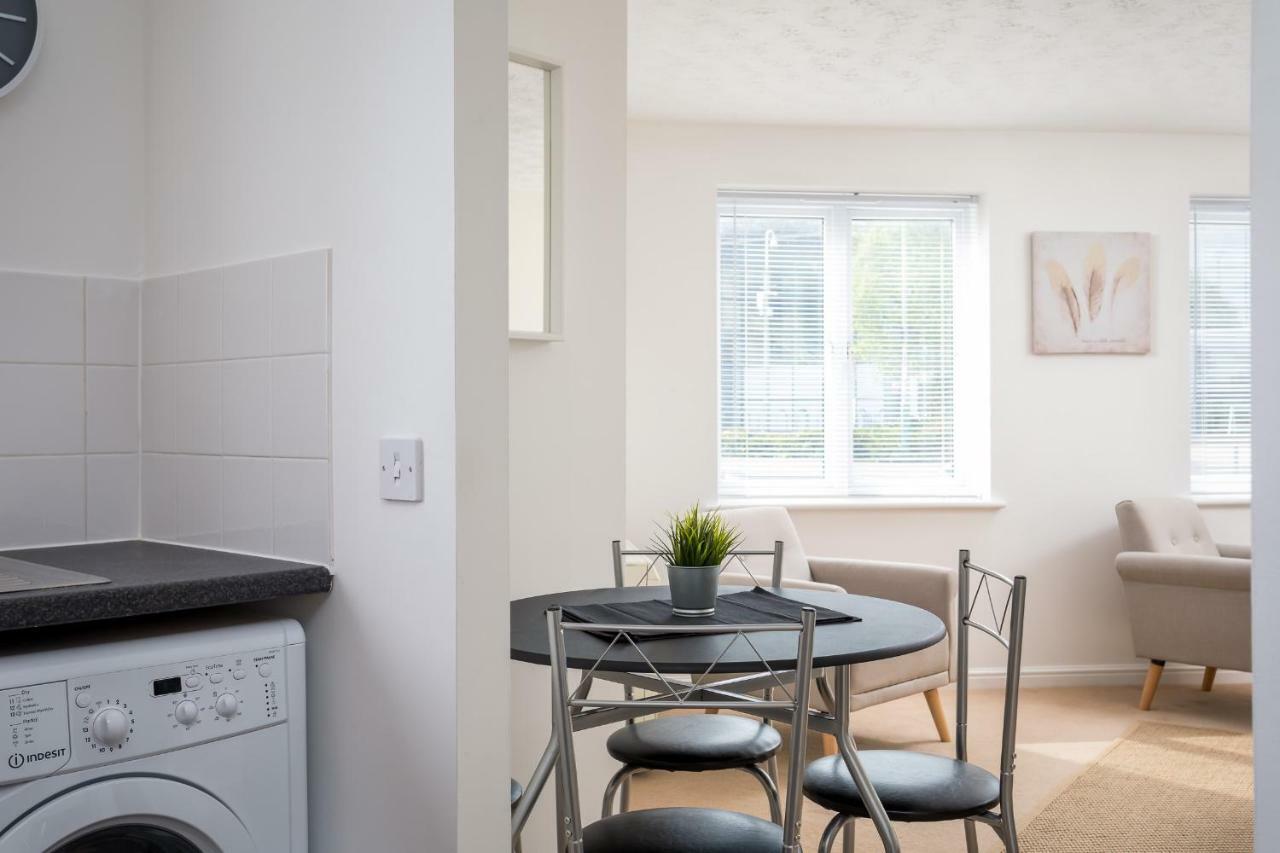 Lloyd Close - Close To Town Centre & Gchq *