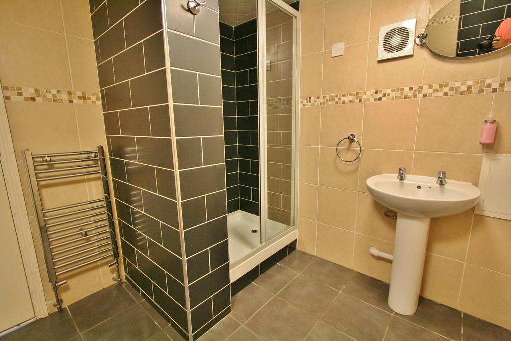 Hotel By Roomsbooked 3*