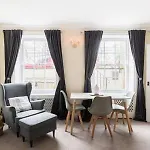Regency Apartment - Private Entrance & Courtyard
