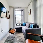 Newly Refurbished Flat In Central Cheltenham With Parking