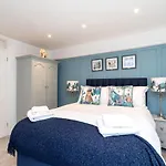 Stunning 2 Bed Basement Flat In The Heart Of Cheltenham!