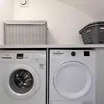 Stunning 2 Bed Basement Flat In The Heart Of Cheltenham!