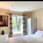 Double Bedroom With Pt/B