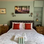Studio Flat Central Cheltenham Parking Off Road