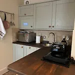 Studio Flat Central Cheltenham Parking Off Road