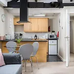 Curb Properties - Super Apartment Moments From Town Centre