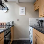Curb Properties - Super Apartment Moments From Town Centre