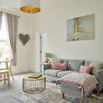 Curb Properties - Super 2 Bed Apartment 5 Min From Town Centre