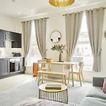 Curb Properties - Super 2 Bed Apartment 5 Min From Town Centre
