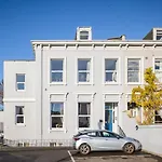 Curb Properties - Super 2 Bed Apartment 5 Min From Town Centre
