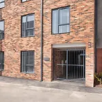 Elliot Oliver - Chic 2 Bedroom Town Centre Apartment