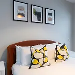 Elliot Oliver - Chic 2 Bedroom Town Centre Apartment