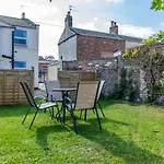Cheltenham-Spacious 2 Bedroom Home-Sleeps 6-Parking-Garden-Wifi
