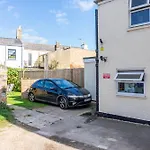 Cheltenham-Spacious 2 Bedroom Home-Sleeps 6-Parking-Garden-Wifi