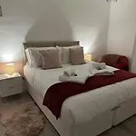 Sunny Apartment In Cheltenham