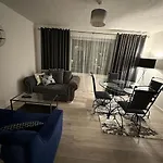 Sunny Apartment In Cheltenham