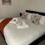 Sunny Apartment In Cheltenham