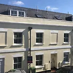 Comfortable Modern Home, Town Centre, Free Parking, Ensuite Room B