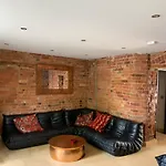 Lavish Apartment At Montpellier Gardens