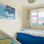 A Single-Bed Room With A Guest Lounge