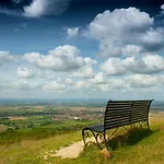 Premium Deal L Hill View Home L Last-Minute Offer L Cheltenham L Aj Properties L Perfect For Short Or Long Stays L 4Beds 4Bedrooms