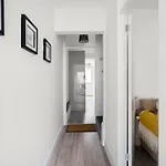 Adorable, Inviting Town House!