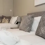 Comfortable 5-Bedroom House In Cheltenham