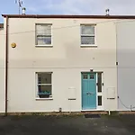 3 Bed Home In Cheltenham Town Centre With Free Parking For 1 Car