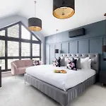 Elliot Oliver - Luxurious 6 Bedroom Home With Hot Tub & Log Burner