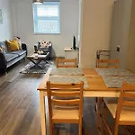 Immaculate 2-Bed Apartment Town Centre