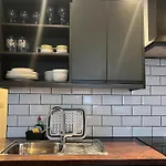 Immaculate 2-Bed Apartment Town Centre