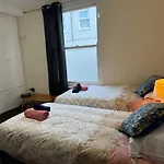 Comfortable Home Away From Home, Town Centre, Free Parking,Multiple Rooms