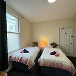 Comfortable Home Away From Home, Town Centre, Free Parking,Multiple Rooms