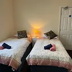Comfortable Home Away From Home, Town Centre, Free Parking,Multiple Rooms
