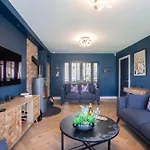 Elliot Oliver - Luxurious 6 Bedroom Home With Hot Tub & Log Burner
