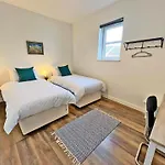 Immaculate 2-Bed Apartment Town Centre
