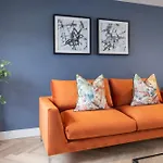 Elliot Oliver - Luxury Three Bedroom Town Centre Apartment With Parking
