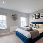 Elliot Oliver - Luxury Three Bedroom Town Centre Apartment With Parking