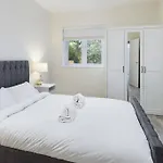 The Grange Sleeps 8 Family Retreat Free Wi-Fi & Parking