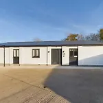 The Grange Sleeps 8 Family Retreat Free Wi-Fi & Parking