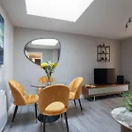 Elliot Oliver - Modern 2 Bedroom Town Centre Apartment