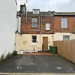 Comfortable Modern Home, Town Centre, Free Parking, Ensuite Room B