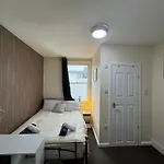 Comfortable Modern Home, Town Centre, Free Parking, Ensuite Room B