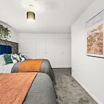 Elegant Retreat In Cheltenham - Garden & Parking Included