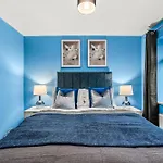 Elegant Retreat In Cheltenham - Garden & Parking Included