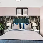 Elegant Retreat In Cheltenham - Garden & Parking Included