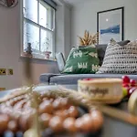 2 Bedroom Stylish Spacious Apt, Sleeps 6, Central Cheltenham, With Free Parking - By Blue Puffin Stays