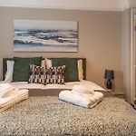 Comfortable 5-Bedroom House In Cheltenham