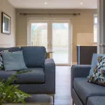 Comfortable 5-Bedroom House In Cheltenham